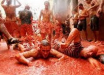 Espagne: des tonnes de tomates attendent la grande bagarre de la Tomatina Espagne: des tonnes de tomates attendent la grande bagarre de la Tomatina
