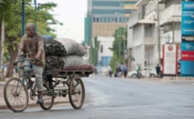 A Dar es-Salaam, les cyclistes cherchent leur voie