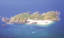 70 ans après avoir été napalmée par les Alliés, une île bretonne veut s’ouvrir au tourisme