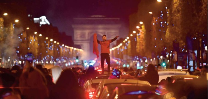 Liesse franco-marocaine sur les Champs-Elysées