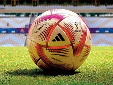 Un nouveau ballon baptisé Al Hilm pour les demi-finales Un nouveau ballon baptisé Al Hilm pour les demi-finales