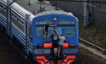 En Russie, les "zatseperi"  courent sur les toits des trains pour braver l'ennui