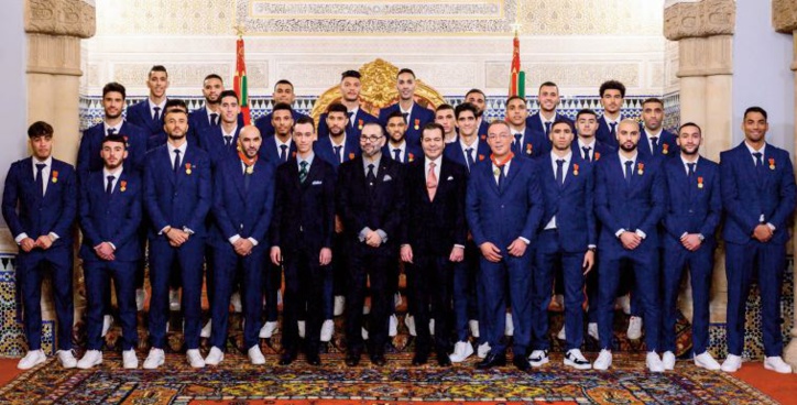 S.M le Roi reçoit les membres de l'équipe nationale de football et les décore de Ouissams Royaux