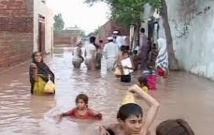 Colère contre la lenteur des secours après les inondations en Inde et Pakistan Colère contre la lenteur des secours après les inondations en Inde et Pakistan