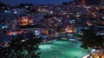 Le premier terrain de foot au monde illuminé par les joueurs Le premier terrain de foot au monde illuminé par les joueurs