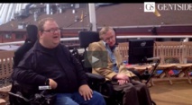 Intel et Stephen Hawking imaginent un fauteuil roulant connecté Intel et Stephen Hawking imaginent un fauteuil roulant connecté