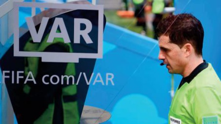 Mondial des clubs. Quand l'arbitre parle au public Mondial des clubs. Quand l'arbitre parle au public