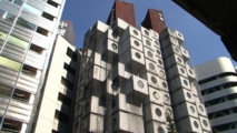 A Tokyo, combat de fous d'architecture pour une pile d'appartements-capsules A Tokyo, combat de fous d'architecture pour une pile d'appartements-capsules