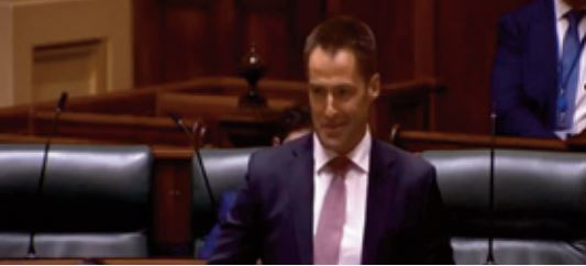 Un député australien fait sa demande en mariage pour son premier discours officiel au Parlement
