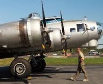 Des B-17 volent en souvenirs de la Seconde Guerre mondiale Des B-17 volent en souvenirs de la Seconde Guerre mondiale