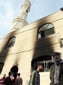 Une mosquée incendiée par des colons israéliens en Cisjordanie Une mosquée incendiée par des colons israéliens en Cisjordanie