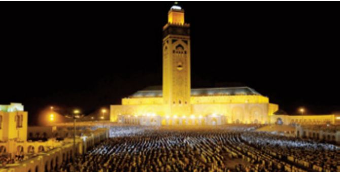 Un flux exceptionnel des fidèles à la Mosquée Hassan II à la mesure de l'ambiance régnante de piété et de spiritualité Un flux exceptionnel des fidèles à la Mosquée Hassan II à la mesure de l'ambiance régnante de piété et de spiritualité