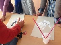 Cinquante jeunes du quartier Sidi Moumen dessinent une Khmissa Cinquante jeunes du quartier Sidi Moumen dessinent une Khmissa