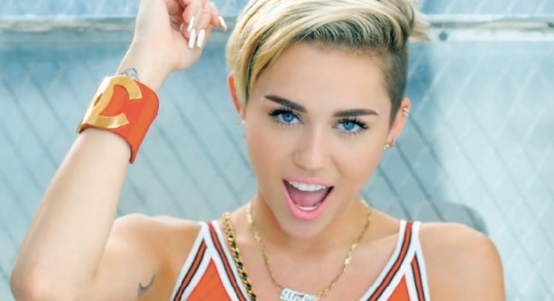 Miley Cyrus organise une fête de Noël pour les sans-abri Miley Cyrus organise une fête de Noël pour les sans-abri