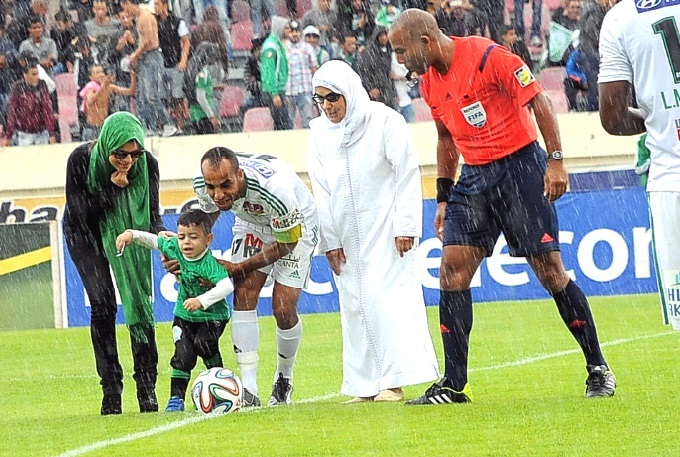 Le fils du regretté Zerouali donnant le coup d’envoi du match