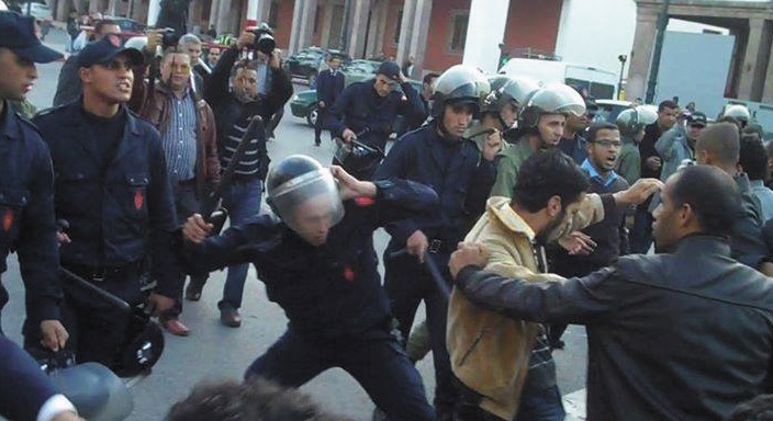 Des étudiants tabassés par les forces de l’ordre devant le Parlement Des étudiants tabassés par les forces de l’ordre devant le Parlement