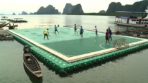 Dans le sud de la Thaïlande, un terrain de foot flottant remet une île à flot Dans le sud de la Thaïlande, un terrain de foot flottant remet une île à flot
