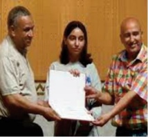 La jeune auteure Abir Azim signe son roman "Soleil de la taille d' une paume" La jeune auteure Abir Azim signe son roman "Soleil de la taille d' une paume"