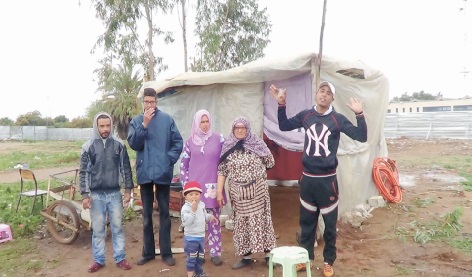 Abri de fortune construit après la destruction des logements, Douar Ouled Dlim en mars 2014.