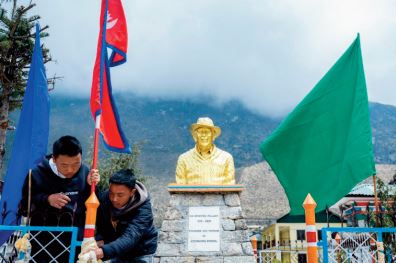 70 ans après sa conquête, la cime de l'Everest attire toujours