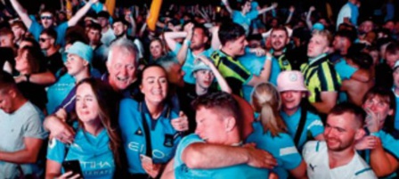 Les fans de Manchester City célèbrent la fin d'une longue attente Les fans de Manchester City célèbrent la fin d'une longue attente