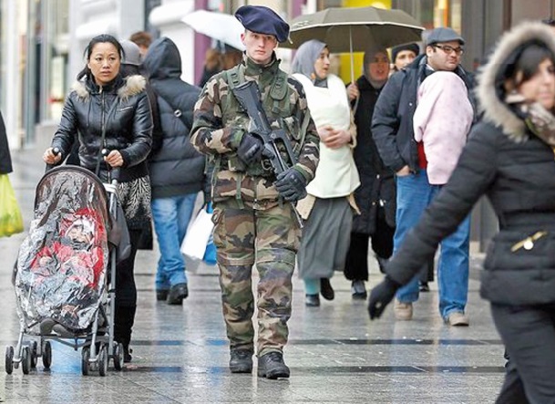 Recul des régularisations d’étrangers en France