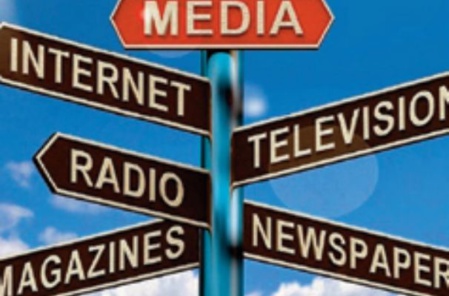 Des réseaux sociaux à la télévision: La reconversion controversée des influenceurs marocains Des réseaux sociaux à la télévision: La reconversion controversée des influenceurs marocains