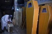 Au Pakistan, les vendeurs de cercueils font des affaires en or Au Pakistan, les vendeurs de cercueils font des affaires en or