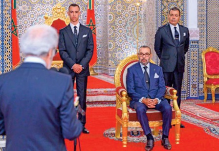 Sa Majesté le Roi reçoit le wali de Bank Al-Maghrib