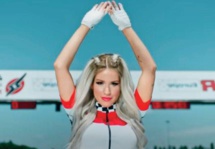 Blessée par une fan, la rappeuse italienne Baby K dénonce “la folie ” des selfies Blessée par une fan, la rappeuse italienne Baby K dénonce “la folie ” des selfies