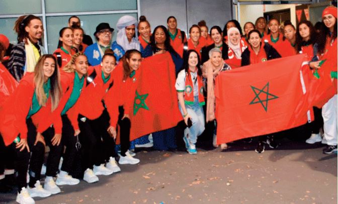 Bain de foule pour les Lionnes de l’Atlas aux alentours de l’aéroport Mohammed V Bain de foule pour les Lionnes de l’Atlas aux alentours de l’aéroport Mohammed V