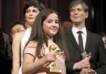 La récompense suprême de la  Berlinale a été reçue par la nièce du cinéaste iranien, Hana Saeidi, qui joue dans son film.