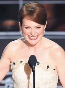 Julianne Moore remporte l’Oscar de la meilleure actrice Julianne Moore remporte l’Oscar de la meilleure actrice