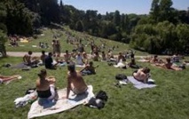 Des heures après le bronzage, la peau continue de souffrir Des heures après le bronzage, la peau continue de souffrir