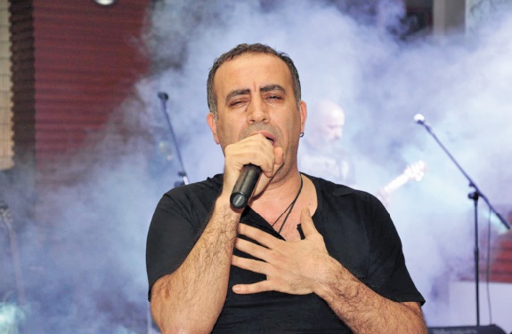 ​Un chanteur turc tentera un record de concerts pour sensibiliser sur les danger de la toxicomanie