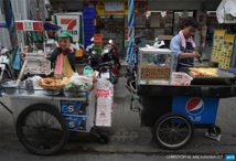 Chasse aux marchands ambulants sur les trottoirs de Bangkok Chasse aux marchands ambulants sur les trottoirs de Bangkok