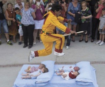 Les festivals à voir une fois dans sa vie : Le festival du “Saut de bébés” (Espagne) Les festivals à voir une fois dans sa vie : Le festival du “Saut de bébés” (Espagne)