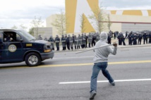 Emeutes à Baltimore après les funérailles d'un jeune Noir Emeutes à Baltimore après les funérailles d'un jeune Noir