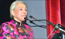 Naima Lamcharki honorée au Festival international du théâtre universitaire de Fès Naima Lamcharki honorée au Festival international du théâtre universitaire de Fès