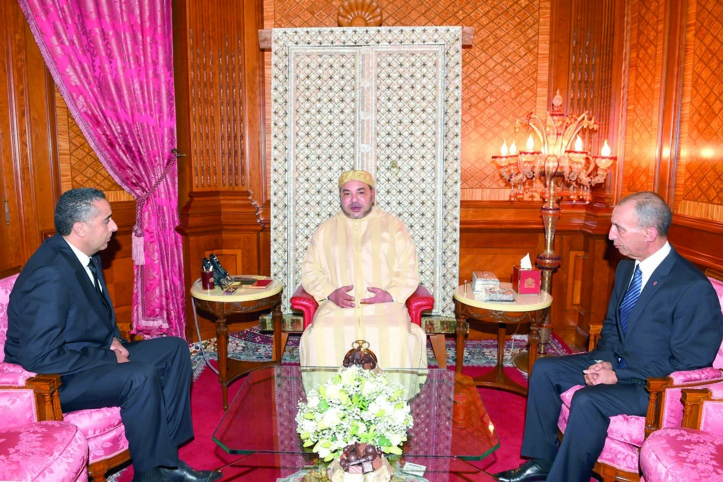 M le Roi recevant Abdellatif Hammouchi en présence du ministre de l'Intérieur.                         			         PH. MAP