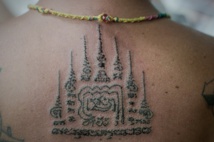 Des tatouages sacrés comme souvenir de vacances de Thaïlande Des tatouages sacrés comme souvenir de vacances de Thaïlande