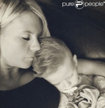 Amélie Neten pète les plombs après une blague douteuse sur son fils Hugo Amélie Neten pète les plombs après une blague douteuse sur son fils Hugo