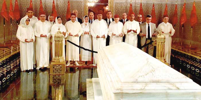 Une délégation du BP de l’USFP présidée par le Premier secrétaire s’est recueillie sur la tombe de Feu SM le Roi Mohammed V Une délégation du BP de l’USFP présidée par le Premier secrétaire s’est recueillie sur la tombe de Feu SM le Roi Mohammed V