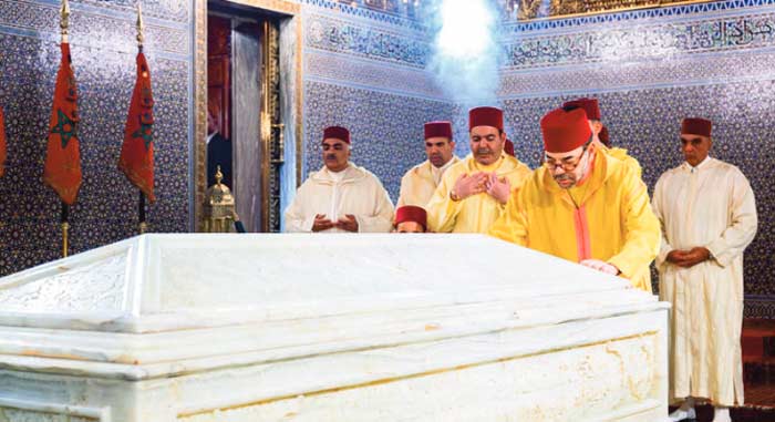 SM le Roi, Amir Al Mouminine, se recueille sur la tombe de Feu SM le Roi Mohammed V