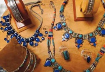 Marocains et étrangers explorent la richesse des bijoux berbères marocains Marocains et étrangers explorent la richesse des bijoux berbères marocains