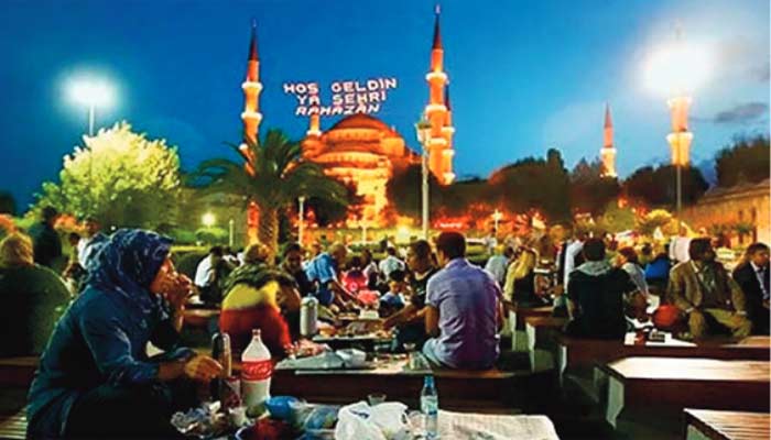 Les Marocains attachés aux traditions, ouverts aux coutumes du pays d'accueil Les Marocains attachés aux traditions, ouverts aux coutumes du pays d'accueil