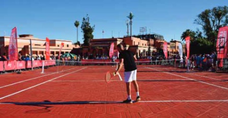 Un match d’exhibition à la mythique place Jemaâ El Fna Un match d’exhibition à la mythique place Jemaâ El Fna