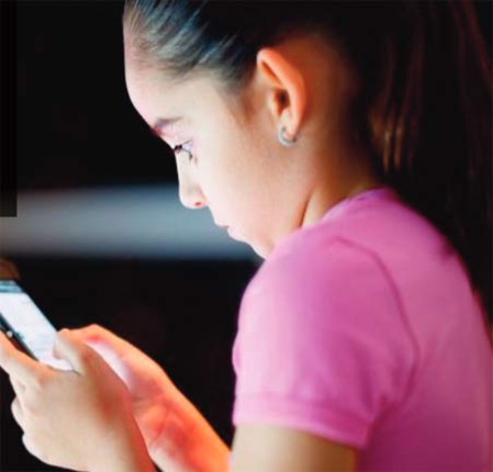 Au Royaume-Uni, le combat de parents pour une enfance sans smartphone