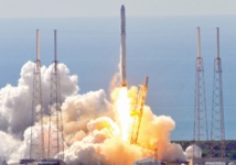 La fusée Falcon  9 explose après son lancement  de Cap Carnaveral La fusée Falcon  9 explose après son lancement  de Cap Carnaveral