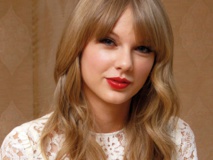 Taylor Swift dépasse la barre d’un milliard de vues sur YouTube et fait un don de 50.000 dollars Taylor Swift dépasse la barre d’un milliard de vues sur YouTube et fait un don de 50.000 dollars